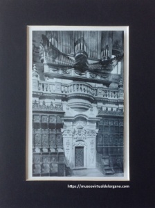 Puerta de entrada al órgano del Evangelio, Catedral de Jaén, anterior a 1926 con la trompetería horizontal en forma de Ave María (W). Recorte noticia gráfica., c.a 1910