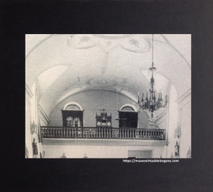 Harmonium de la Capilla Colegio de Nuestra Señora del Pilar - vista del coro, R.R. M.M. Ursulinas de Jesús, Vitoria. Fototipia Hauser y Menet, Madrid, ca. 1925